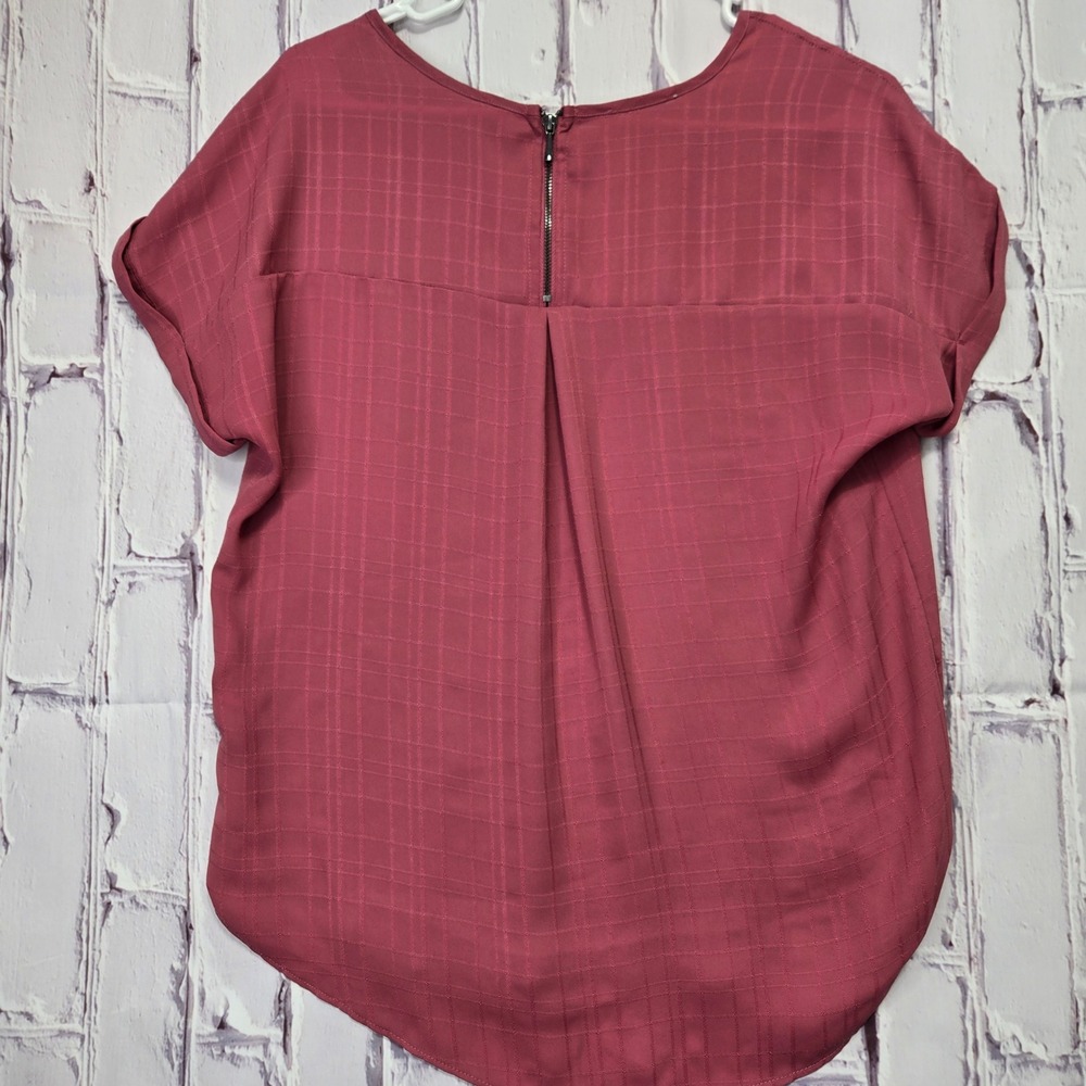 Maurices Womens XS Mauve Pink Textured Grid Blouse‎ Short Sleeve Zip Back Top - Picture 3 of 10